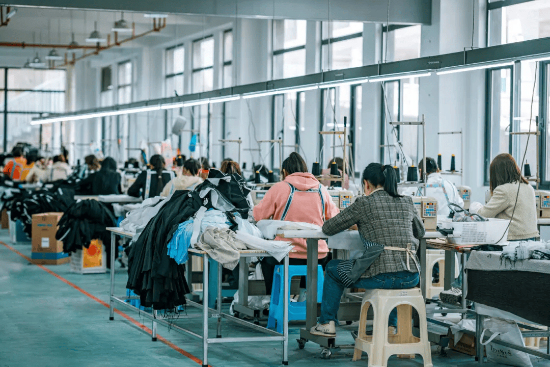 急招900多人！昭通鎮(zhèn)雄紡織服裝產(chǎn)業(yè)園正式投產(chǎn)，帶動(dòng)日用品銷售新機(jī)遇